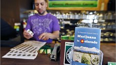 Zaměstnanci obchodů, které dostaly licenci na prodej marihuany, dokončují... Zaměstnanci obchodů, které dostaly licenci na prodej marihuany, dokončují...
