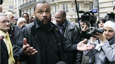 Kontroverzní francouzský komik Dieudonne před soudem, který zrušil zákaz jeho Kontroverzní francouzský komik Dieudonne před soudem, který zrušil zákaz jeho