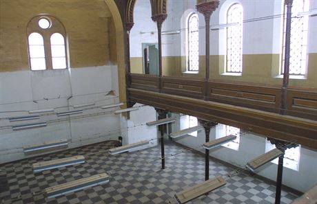 Tak vypadal vnitek synagogy v Krnov ped jedencti lety. Znan rozdl...