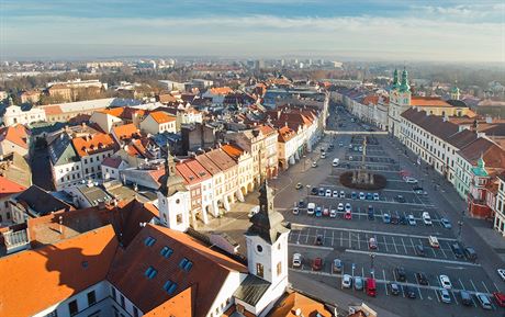 Velké námstí v Hradci Králové pipomíná spíe parkovit. Nov má vzniknout promenáda.