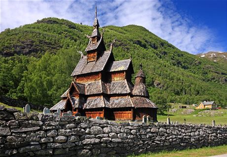 Mezi vyhlen turistick atrakce Laerdalu pat starobyl devn kostel.