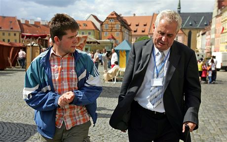 Prezident Milo Zeman pijede i do Chebu. V roce 2011 se tam úastnil zahájení oslav 950 let od první písemné zmínky o mst a diskutoval s lidmi.