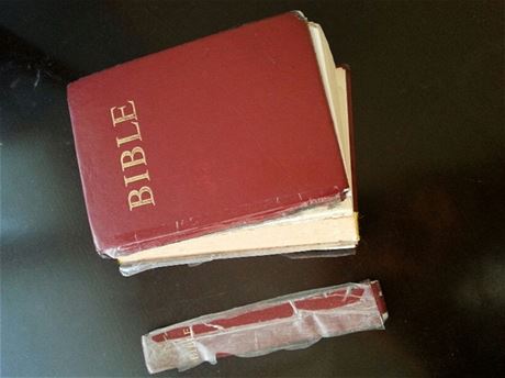 Pvodní vydání bible, které armáda pouívala do roku 2008. (15. 1. 2014)