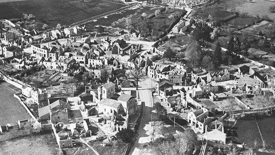 Trosky francouzské vesnice Oradour-sur-Glane na snímku z roku 1953.