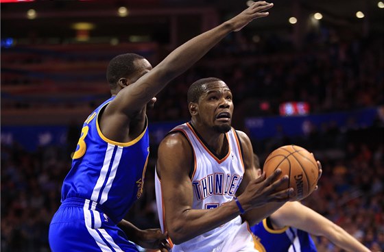 Kevin Durant z týmu Oklahoma City (vpravo) byl v utkání proti Golden State