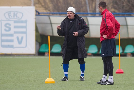 Verner Lika vede trénink fotbalist bez angamá. 