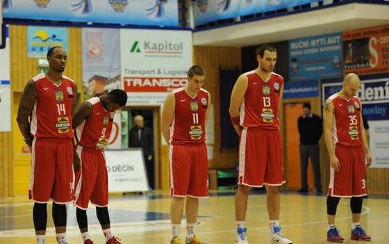 MINUTA TICHA. Basketbalisté Jindichova Hradce uctili památk tí spoluhráu,