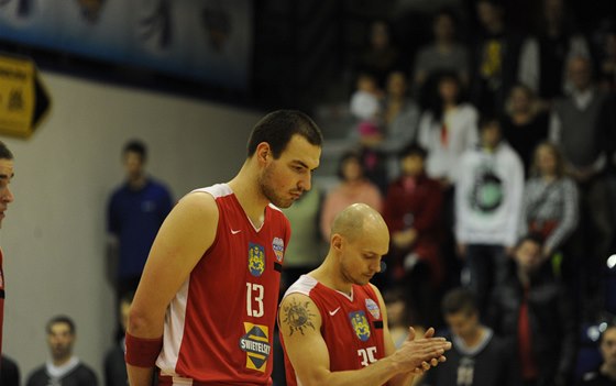 MINUTA TICHA. Basketbalisté Jindichova Hradce uctili památk tí spoluhráu,