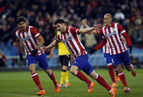 LETADLO. David Villa oslavuje branku v utkání s FC Sevilla. 