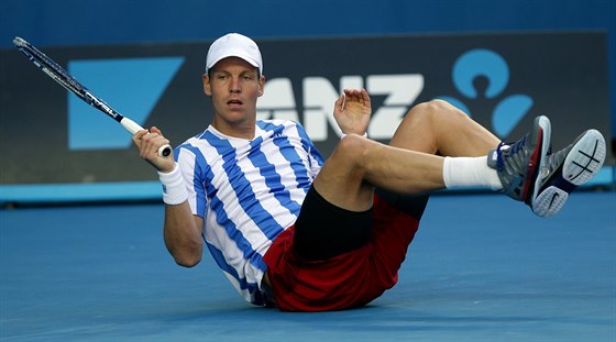 NA ZEMI. eský tenista Tomá Berdych v osmifinále Australian Open upadl.