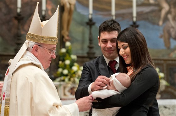 Pape Frantiek pi ktu malých dtí ve vatikánské Sixtinské kapli pítomným...