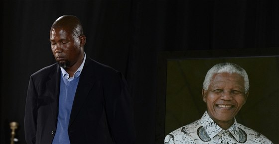 Mandla Mandela na pohbu svého dda Nelsona Mandely (14. prosince 2013)