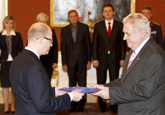 Leden 2014. Prezident Milo Zeman jmenoval Bohuslava Sobotku premiérem eské...