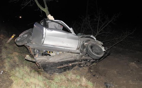 Na Prostjovsku zemeli dva lidé v aut po nárazu do stromu (12. ledna 2014).