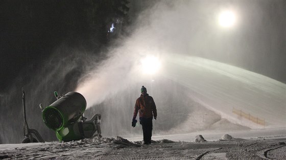 Zasnování sjezdovek je v Beskydech nyní moné jen za mrazivých nocí. A to...