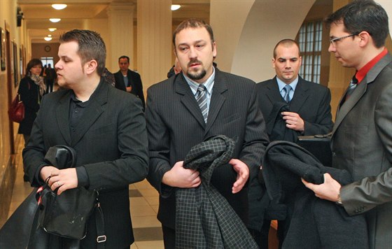 Policisté (zleva) Tomá Nalevajka, Tomá Watzlawik, Vlastimil Hoko a David...