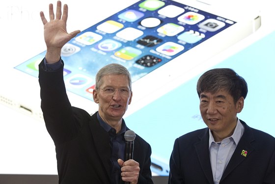 Generální editel Applu Tim Cook spolu s éfem China Mobile Si Kuo-chuaem pi