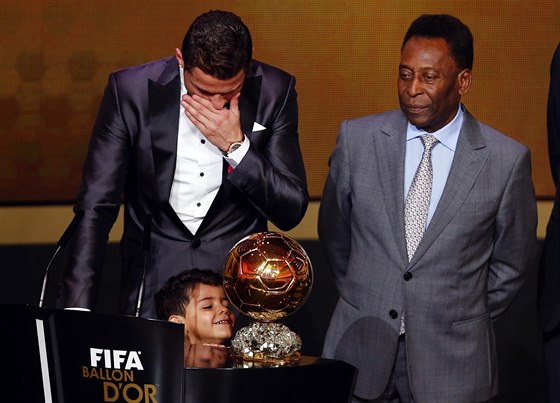 SLZY DOJETÍ. Portugalský fotbalista Cristiano Ronaldo pebírá Zlatý mí 2013....
