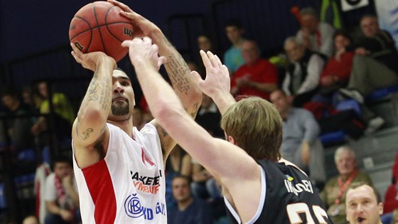 Nymburský basketbalista Tre Simmons pi stelb