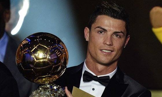 Cristiano Ronaldo se po letech dokal, Zlatý mí pro rok 2013 patí jemu.