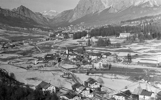 Pohled na olympijskou Cortinu dAmpezzo v roce 1956.