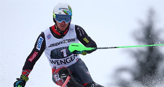 Americký lya Ted Ligety na trati kombinaního slalomu ve Wengenu.