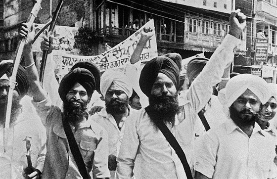 Na snímku z 16. dubna 1984 pochodují sikhtí militanti ulicemi Amritsaru v...