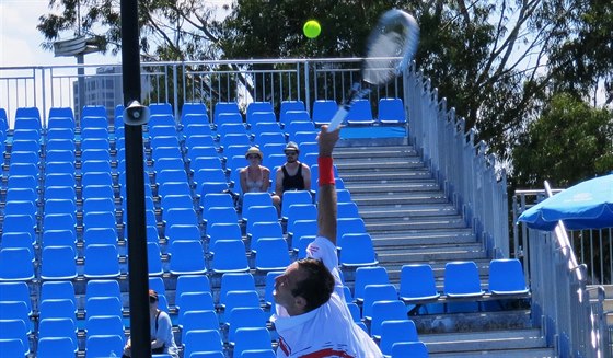 Radek tpánek servíruje v prvním kole na Australian Open.