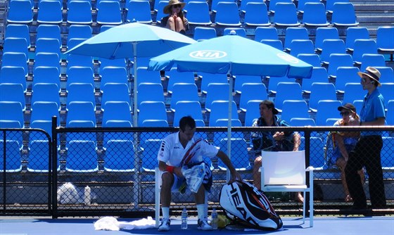 Radek tpánek se na Australian Open schovává ped sluncem.