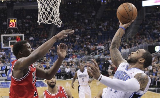 Jimmy Butler (vlevo) z Chicaga se v utkání s Orlandem pokouí zablokovat pokus...