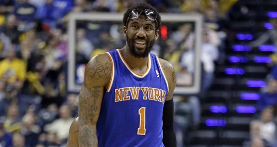 Amar'e Stoudemire z New Yorku odstupuje ze zápasu s Indianou.