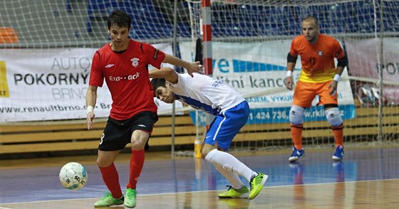 Momentka z futsalového duelu Brna (v modrobílém), kde hraje i Michal Kovács.