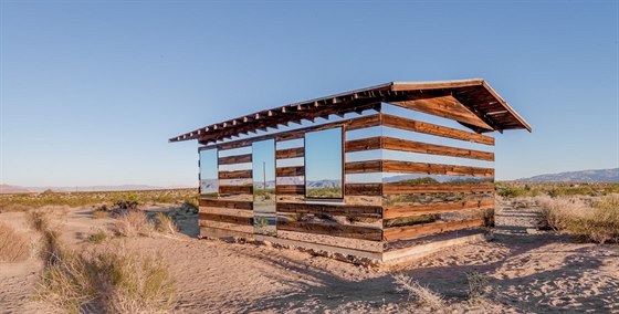 Jeho "prhledný" srub nazvaný Lucid Stead vznikl tak, e Smith nahradil nkterá...