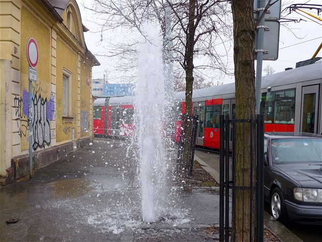 Gejzír vody v na kiovatce ulic Korunní a Jíínská