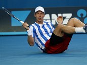 NA ZEMI. esk tenista Tom Berdych v osmifinle Australian Open upadl.