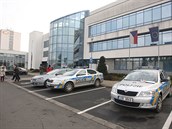 Policisté zkontrolovali také auta stojící v těsné blízkosti budovy soudu, nic... Policisté zkontrolovali také auta stojící v těsné blízkosti budovy soudu, nic...