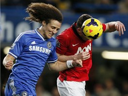 David Luiz (vlevo) piel o nco pozdji ne Phil Jones. 