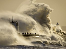 SÍLA IVLU. Obí vlny naráí na pobeí pístavu Porthcawl v jiním Walesu....