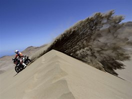 PES DUNY. panlský motocyklový závodník Jordi Viladoms pejídí písenou dunu...