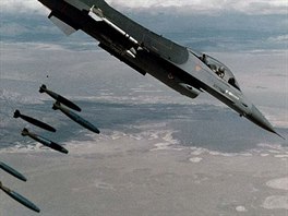 F-16A pi cviném odhozu "hloupých" bomb Mk 82 o hmotnosti 227 kg. Pln...