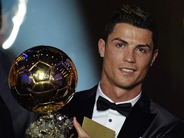Cristiano Ronaldo se po letech dokal, Zlat m pro rok 2013 pat jemu.