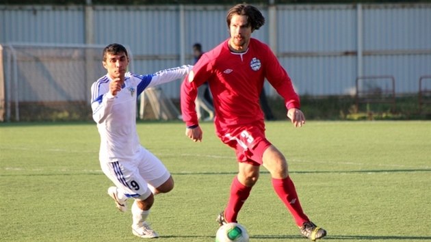 Martin Komárek (vpravo) v dresu kazaského Ust - Kamenogorsku.