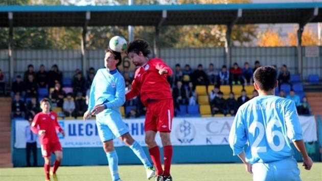 Martin Komrek (v ervenm) strvil posledn sezonu v kazaskm tmu Us-Kamenogorsk.