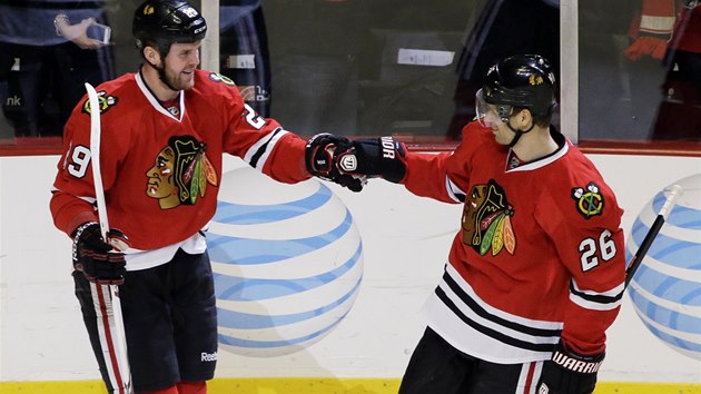 GLOV OSLAVA. Bryan Bickell (vlevo) a Michal Handzu z Chicaga.