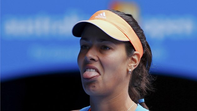 Sbrsk tenistka Ana Ivanoviov vyplazuje jazyk bhem osmifinle Australian Open.