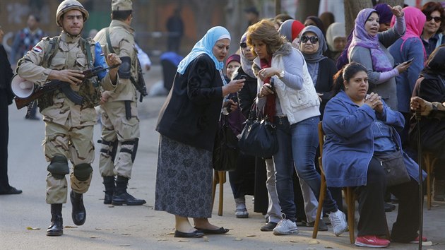 Egyptt vojci ste frontu lid ekajc ped volebn mstnost v Khie, aby mohli hlasovat v referendu o nov stav (14.ledna 2014)