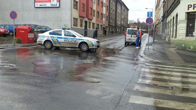 Voda z prasklho vodovodnho adu se vylila do ulic Na Stri a Vosmkovch na Praze 8.