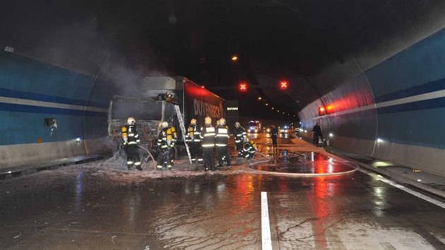 Por polskho kamionu v Lochkovskm tunelu (13.1.2014)