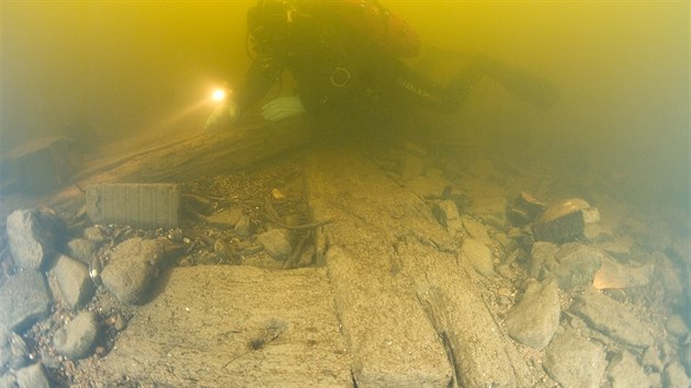 Potpi nali v roce 2010 torzo zkladovho dubovho rotu jednoho z pil Juditina mostu pochzejcho zejm z 12. stolet