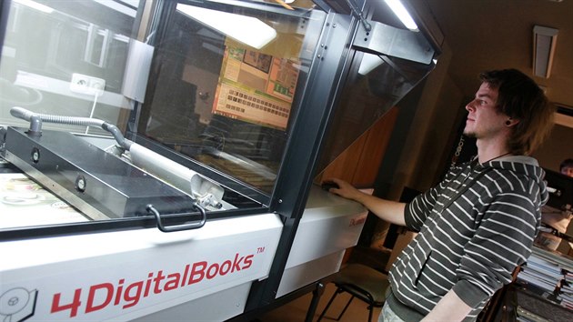 V Moravské zemské knihovn rozezávají knihy. Kvli digitalizaci. Martin Kadlec